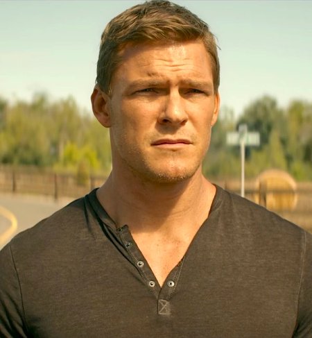 Jack Reacher wearing the original Men's Short-Sleeve Henley on Reacher